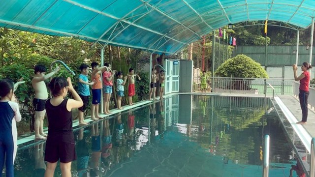 Cô giáo dạy bơi miễn phí và truyền cảm hứng cho các giáo viên tương lai
