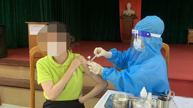 Cô giáo vùng cao ở Quảng Bình tiêm 2 mũi vaccine cách nhau 10 phút