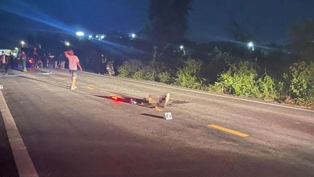 Công an xác minh thi thể cháy đen nằm trên đường