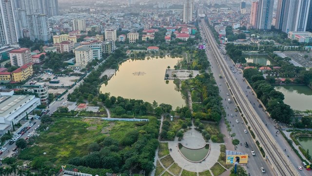 Công viên – hồ điều hoà Mai Dịch được cải tạo dần sau phản ánh