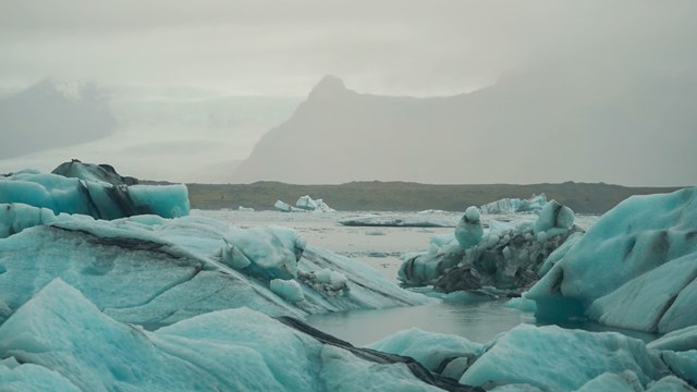 Cú rơi giữa đại dương: Iceland và câu chuyện mực nước đảo ngược