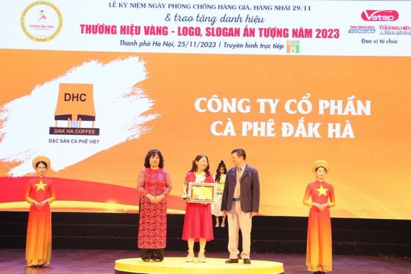 Bà Phạm Việt Anh (giữa) - đại diện Công ty Cổ phần Cà phê Đắk Hà.