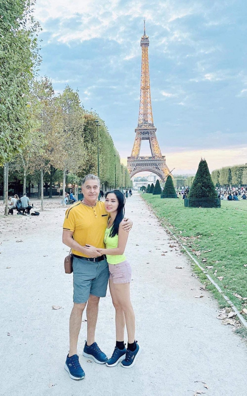 Cặp đôi ca sĩ Kavie Trần và bạn trai có giây phút lãng mạn dưới chân tháp Eiffel. 