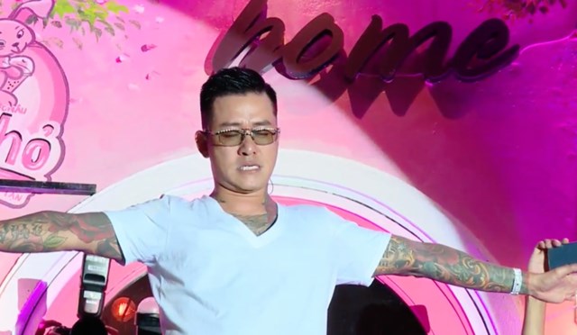 ca-si-tuan-hung-cam-on-kh225n-gia-theo-d245i-show-39g243c-ban-c244ng39_1.jpg