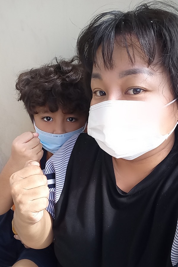 Hai mẹ con Kim Đào. Ảnh: NSCC.