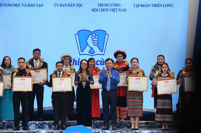 Các thầy, cô đã lặng thầm cống hiến hết tuổi thanh xuân - ảnh 1