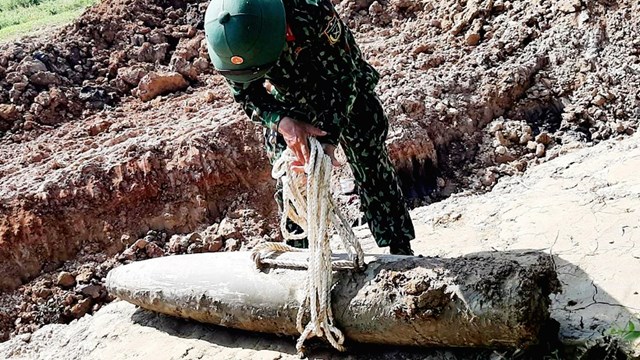 Cải tạo giếng, phát hiện quả bom lớn còn nguyên kíp nổ