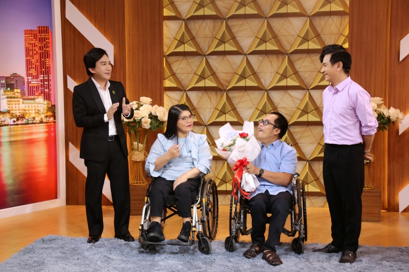 Kim Tử Long, Đình Toàn khâm phục vợ chồng khuyết tật vượt lên nghịch cảnh làm chủ công ty công nghệ.