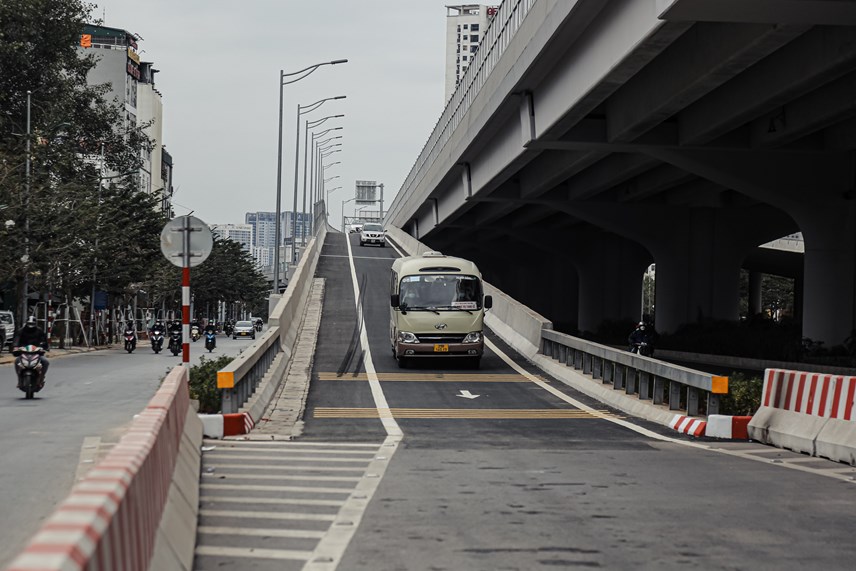 can-canh-6-nh225nh-l234n-xuong-cau-can-mai-dich-nam-thang-long-th244ng-xe_8.jpg