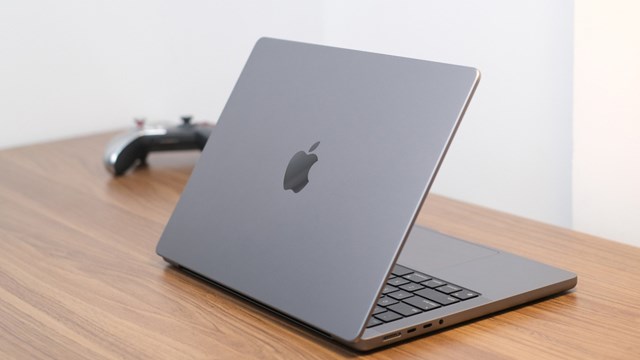 Cận cảnh MacBook Pro 'tai thỏ' tại Việt Nam, giá hơn 50 triệu đồng