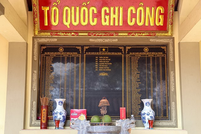can-canh-ng244i-mieu-tho-tuong-phat-th225nh-mau-doc-d225o-o-qu234-l250a-quang-b236nh_9.jpg