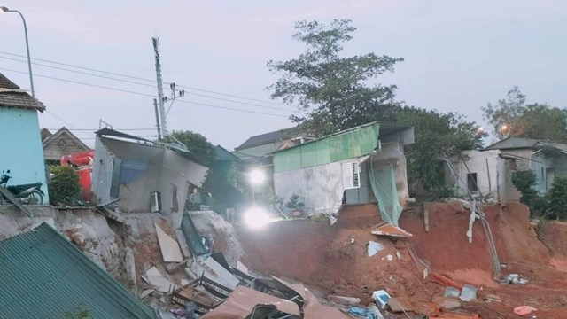 Căn nhà bên sông Thạch Hãn bất ngờ bị sập, 1 người mất tích 