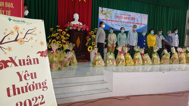 Cần Thơ: Trao 50 phần quà cho các gia đình khó khăn