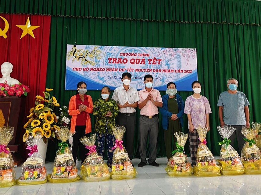 can-tho-trao-50-phan-qu224-cho-c225c-gia-d236nh-kh243-khan_1.jpg