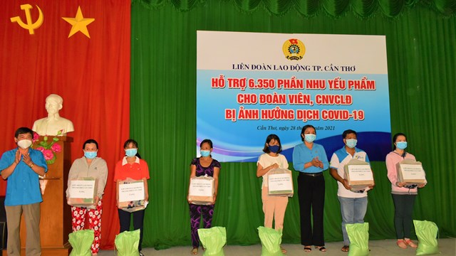 Cần Thơ: Trao 6.350 'Túi an sinh công đoàn' cho người lao động