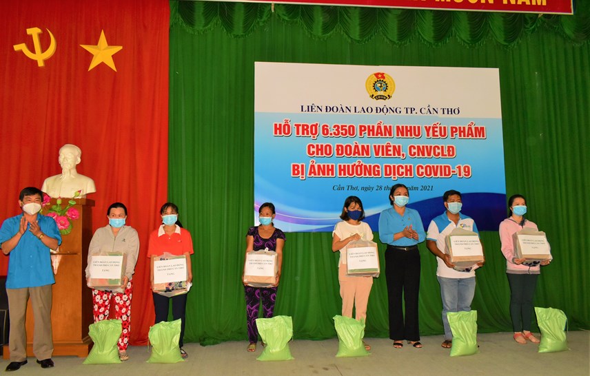 can-tho-trao-6350-39t250i-an-sinh-c244ng-do224n39-cho-nguoi-lao-dong_2.jpg
