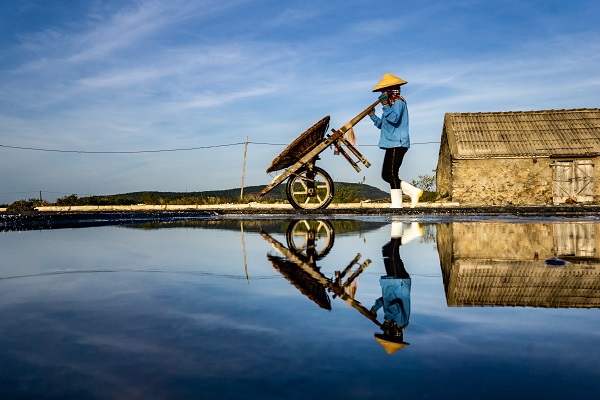 Thời điểm này đang là vụ chiêm, công việc không bận rộn nên phần lớn bà con diêm dân phải đi tìm việc khác như phụ hồ, bốc vác, làm công nhân ở các nhà máy, xí nghiệp với mức lương ổn định. Số ít người ở nhà làm muối chủ yếu là người già, phụ nữ có con nhỏ