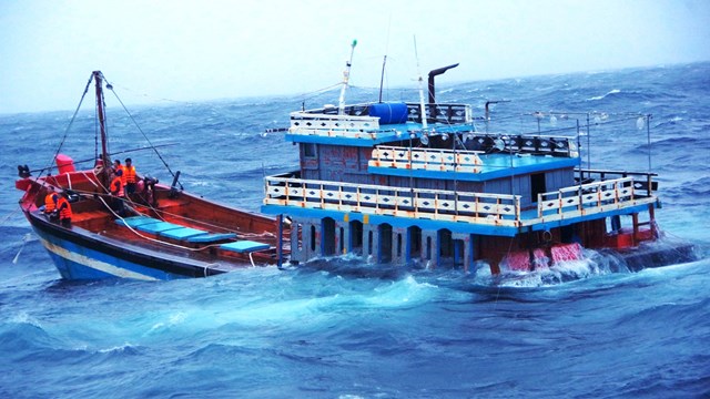 Cảnh sát biển vùng 2 cứu hộ thành công 18 thuyền viên gặp nạn trên biển