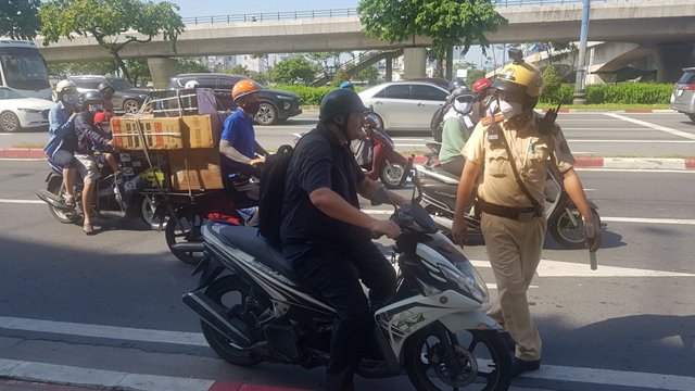 Cảnh sát giao thông TP HCM xử phạt nhiều 'quái xế' lưu thông trên đại lộ Võ Văn Kiệt