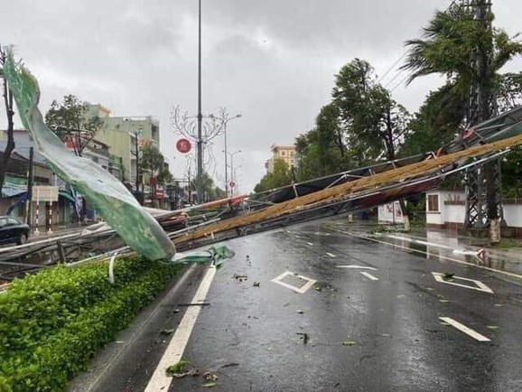 CẬP NHẬT: Bão số 9 đang quét qua Quảng Nam-Quảng Ngãi, thiệt hại rất nặng nề