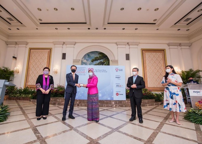 Ông Lee Chee Koon - Tổng giám đốc điều hành Tập đoàn CapitaLand và Giám đốc Quỹ thiện nguyện CapitaLand Hope Foundation nhận giải thưởng ‘Doanh nghiệp tiêu biểu’ từ Tổng thống Halimah Yacob tại lễ trao Giải thưởng Tình nguyện và Từ thiện của Tổng thống năm 2020 (Nguồn: National Volunteer & Philanthropy Center)