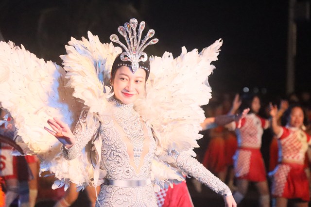 carnaval-m249a-d244ng-diem-nhan-dua-ha-long-tro-th224nh-ky-quan-bon-m249a_2.jpg