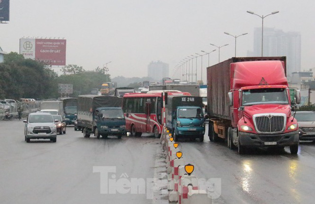 Cầu Thanh Trì ùn tắc trong ngày đầu hạ tốc độ xuống 60km/h - Ảnh 10.