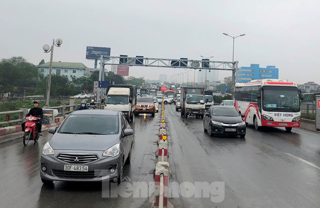 Cầu Thanh Trì ùn tắc trong ngày đầu hạ tốc độ xuống 60km/h - Ảnh 3.