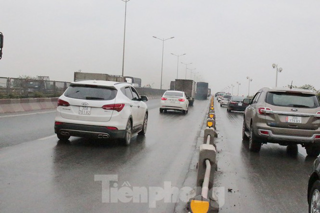 Cầu Thanh Trì ùn tắc trong ngày đầu hạ tốc độ xuống 60km/h - Ảnh 4.