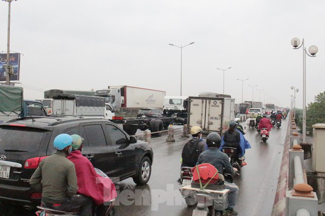 Cầu Thanh Trì ùn tắc trong ngày đầu hạ tốc độ xuống 60km/h - Ảnh 6.