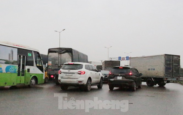 Cầu Thanh Trì ùn tắc trong ngày đầu hạ tốc độ xuống 60km/h - Ảnh 9.