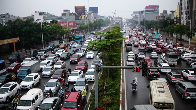 Cầu Vĩnh Tuy kẹt cứng, xe cộ tắc dài trong ngày cuối cùng dịp nghỉ lễ Giỗ Tổ Hùng Vương