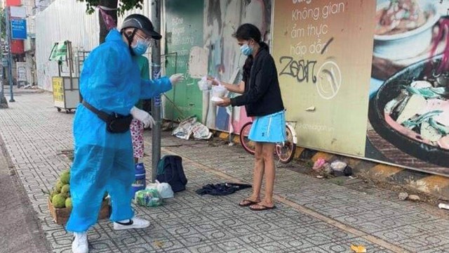 Chàng trai 'gọi là có mặt' làm việc thiện, giúp đỡ người nghèo