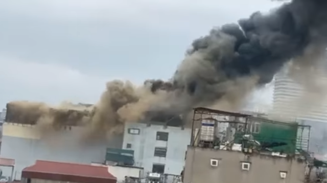 Cháy lớn trên phố Đê La Thành, người dân tá hỏa tháo chạy