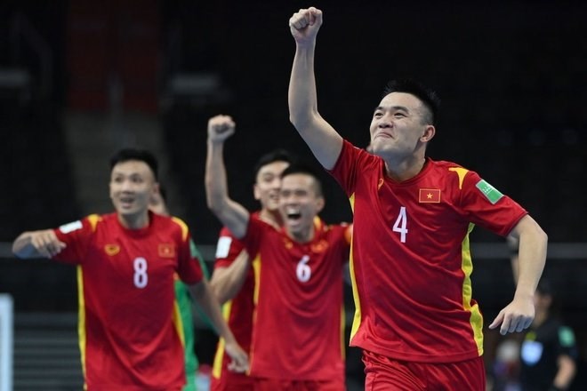 ch226u-do224n-ph225t-ghi-b224n-futsal-viet-nam-di-tiep-v224o-v242ng-18-world-cup_1.jpg