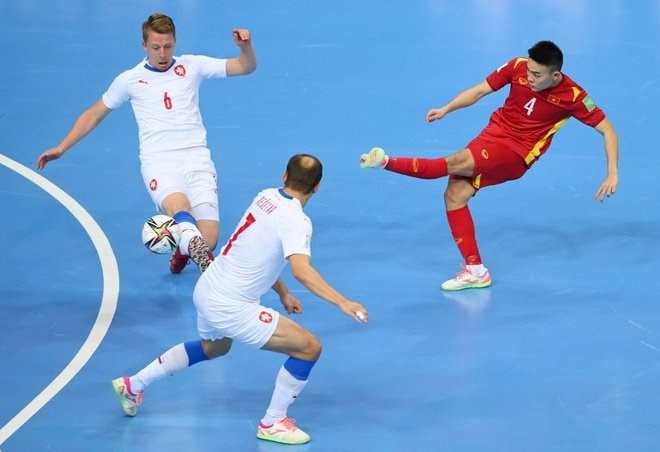 ch226u-do224n-ph225t-ghi-b224n-futsal-viet-nam-di-tiep-v224o-v242ng-18-world-cup_2.jpg