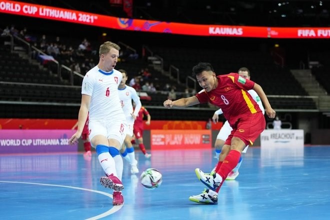 ch226u-do224n-ph225t-ghi-b224n-futsal-viet-nam-di-tiep-v224o-v242ng-18-world-cup_4.jpg