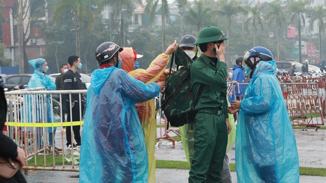 Chùm ảnh: Người dân Thanh Hoá đội mưa, tiễn 3.500 thanh niên nhập ngũ