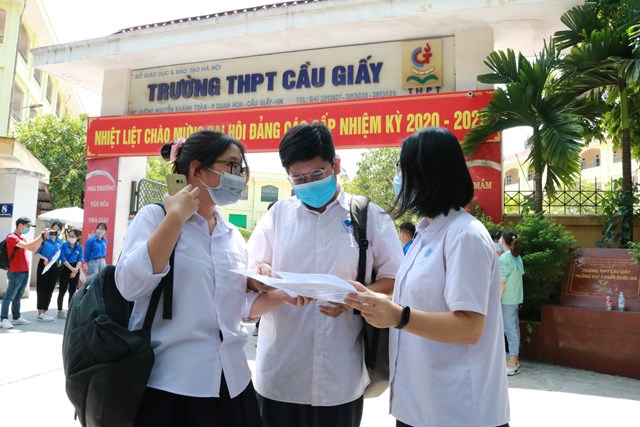 chay-dua-244n-thi-chung-chi-ielts-hoc-sinh-xem-nhe-c225c-m244n-hoc-kh225c_2.jpg