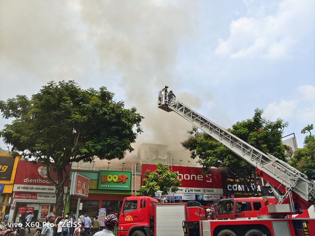  Cháy lớn cạnh trường học ở Sài Gòn, khói bốc cao nghi ngút, hàng trăm học sinh được sơ tán khẩn cấp - Ảnh 6.