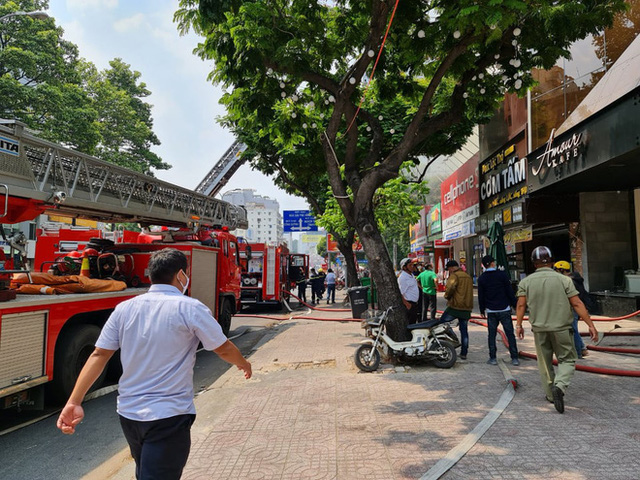  Cháy lớn cạnh trường học ở Sài Gòn, khói bốc cao nghi ngút, hàng trăm học sinh được sơ tán khẩn cấp - Ảnh 7.