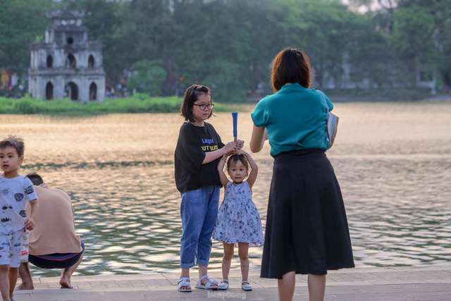  Chen chân lên Hồ Gươm hóng gió ngày nghỉ lễ Giỗ Tổ - Ảnh 13.