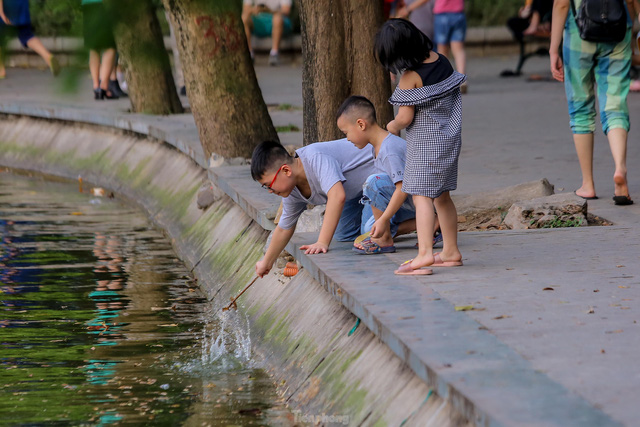  Chen chân lên Hồ Gươm hóng gió ngày nghỉ lễ Giỗ Tổ - Ảnh 15.