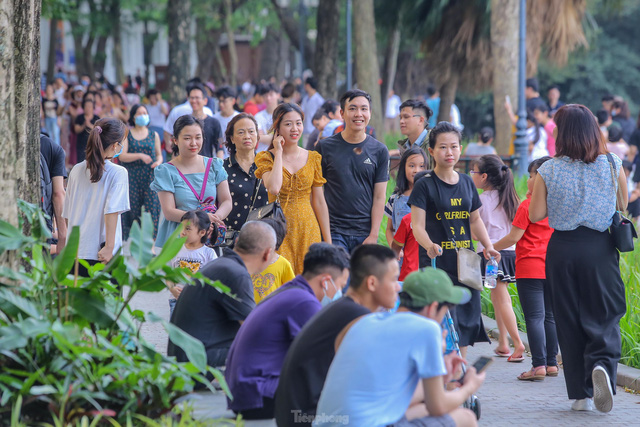  Chen chân lên Hồ Gươm hóng gió ngày nghỉ lễ Giỗ Tổ - Ảnh 2.