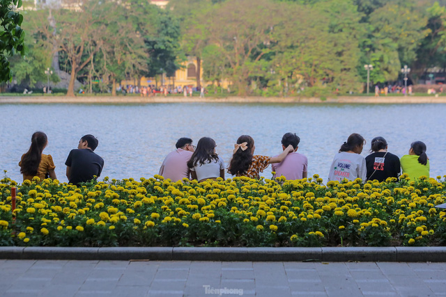  Chen chân lên Hồ Gươm hóng gió ngày nghỉ lễ Giỗ Tổ - Ảnh 3.