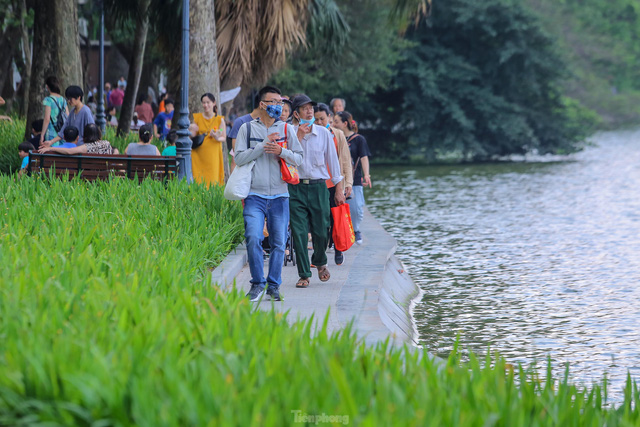  Chen chân lên Hồ Gươm hóng gió ngày nghỉ lễ Giỗ Tổ - Ảnh 8.