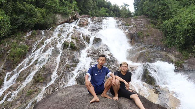 Chiêm ngưỡng thác nước lọt top ảo diệu nhất Việt Nam