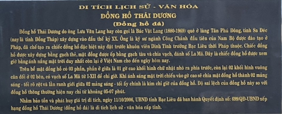 Bảng ghi chú di tích đồng hồ đá tại Bạc Liêu. Ảnh: Nhật Hồ