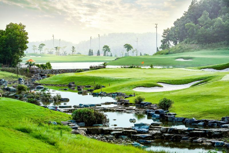 Legend Hill Country Club tạo nguồn cảm hứng với vẻ đẹp kỳ vỹ của vùng đồi núi Sóc Sơn, Hà Nội.