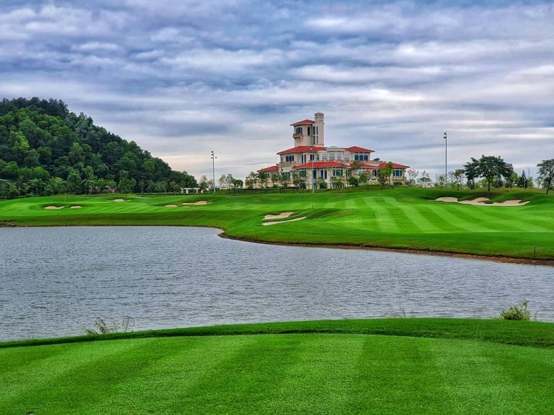 Năm 2022, Legend Hill Country Club nhận danh hiệu “Sân golf có nhà câu lạc bộ tốt nhất Việt Nam” từ tạp chí Vietnam Golf & Leisure